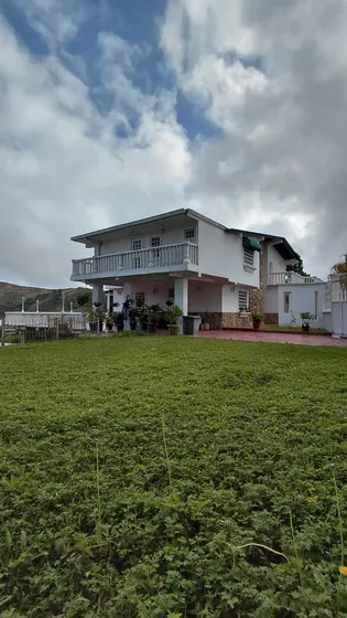 Casa Remodelada De 320 Mts En Parcela De 1.700 Mts 5 Hab Con Baño 8 Puestos Cocina Empotrada Con Tope De Granito Pisos De Mármol Y Porcelanato Área Social Con Parrillera Salon De Juegos Agua Propia