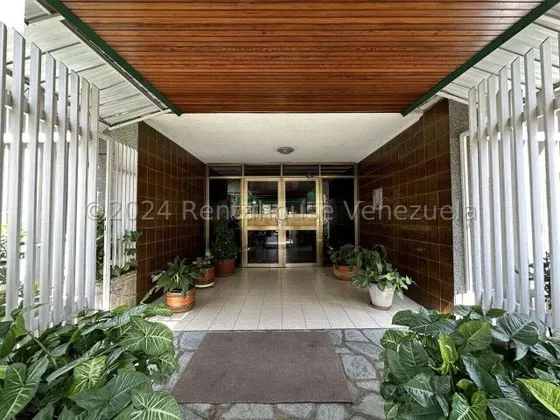 La Urbina 25-4700 Apartamento En Venta Negociable  Para Actualizar A Tu Gusto, Calle Cerrada Piso 6