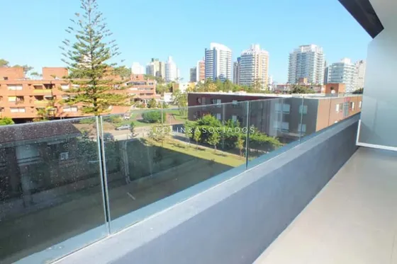 Departamento En Venta De 2 Dormitorios En Torre Del Mar, Punta Del Este