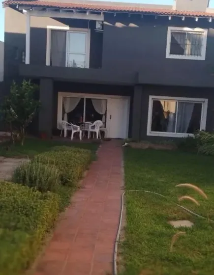 Casa En Castelar Norte 2 Dormitorios 2 Baños Completos