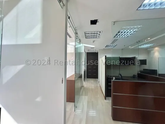 Vendo  Amplia Oficina Vizcaya !!!   Es Una Excelente Opción Para Cualquier Tipo De Negocio... Con 3 Cubículos Cerrados !!!