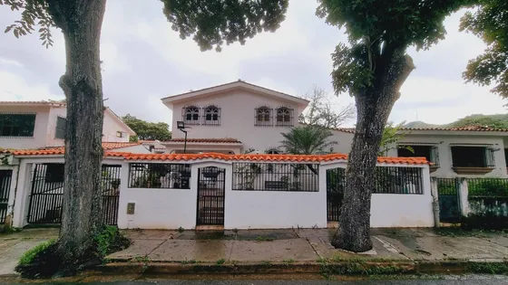 Josefina Toledo: Casa Quinta En Venta En El Trigal Sur, Calle Cerrada Con Vigilancia Las 24 Horas, Planta, Dos Tanques De Agua, Terraza, 245916
