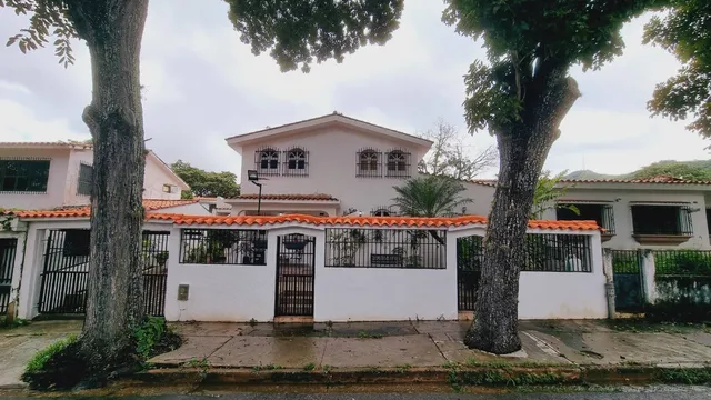 Josefina Toledo: Casa Quinta En Venta En El Trigal Sur, Calle Cerrada Con Vigilancia Las 24 Horas, Planta, Dos Tanques De Agua, Terraza, 245916