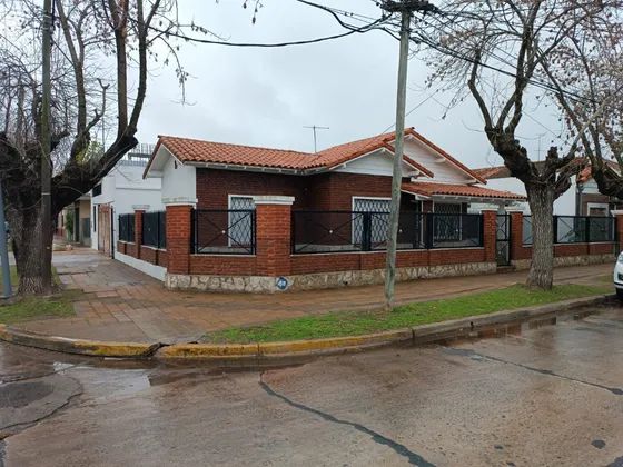 Casa De 4 Ambientes En Alquiler En Muñiz.