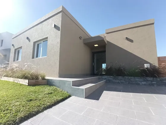 Casa Con Pileta A Estrenar En Barrio Santa Ana Villa Nueva Tigre. Sin Comisión (a Cargo De La Parte Vendedora)