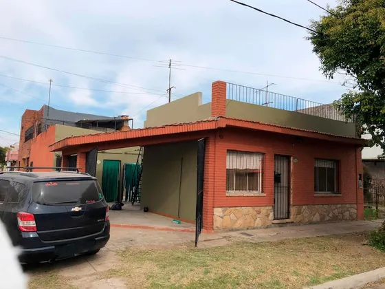 Casa En Venta - 3 Dormitorios 2 Baños - Cochera - 180mts2 - Quilmes