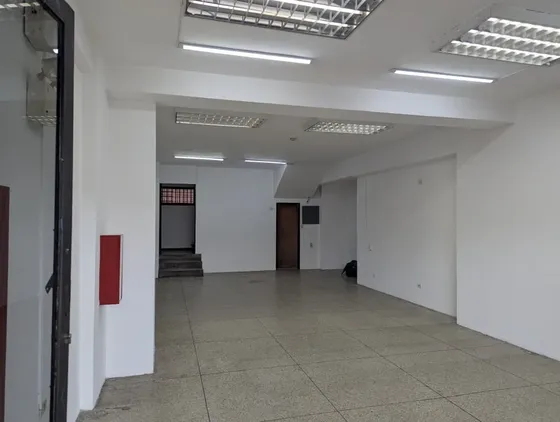 En Alquiler Local Comercial En Av. Lara Vv20
