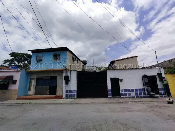 Terreno Con Casa, Anexo Y Dos Locales En Pleno Centro.hasiso