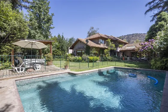 Casa En Venta De 6 Dorm. En Golf De Manquehue