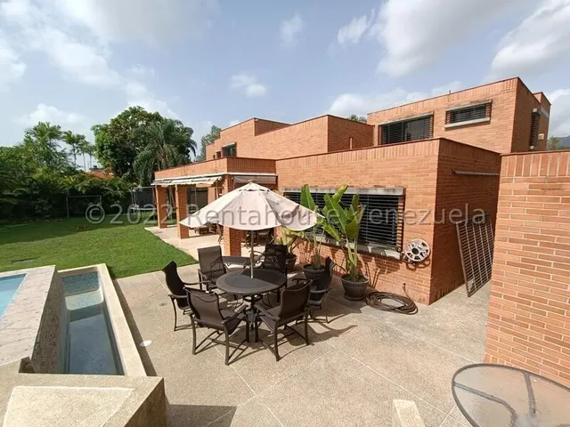 Espectacular Casa Con Todo El Lujo Que Exigen Las Personas Mas Exigentes. Amplios Ambientes En Dos Pisos, Con 5 Habitaciones, Cada Una Con Su Baño, Salones, Comedor, Dos Jardines,una Piscina Temperada