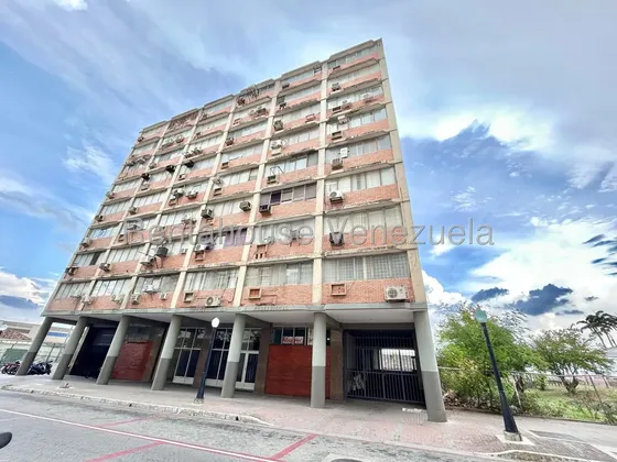 Maritza Lucena Alquila Amplia Oficina En El Centro De Barquisimeto, Cód, 25-20855, Piso Bajo, Cerca A Entes Públicos.