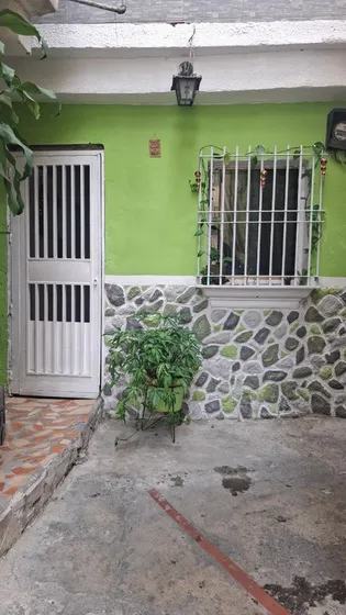 Alquilo Casita Popular En La Avenida Sucre De Los Dos Caminos /entrada En El Barrio La Laguna