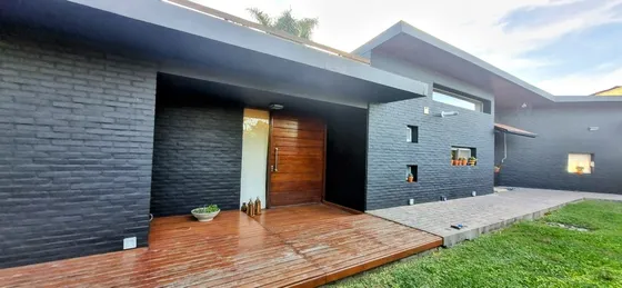 Casa Tres Dormitorios Estilo Country En Barrio Residencial Ibarlucea Amplio Terreno Piscina