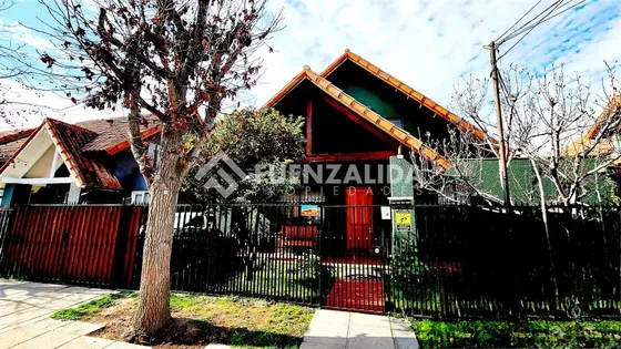 Casa En Venta De 4 Dorm. En Peñalolén