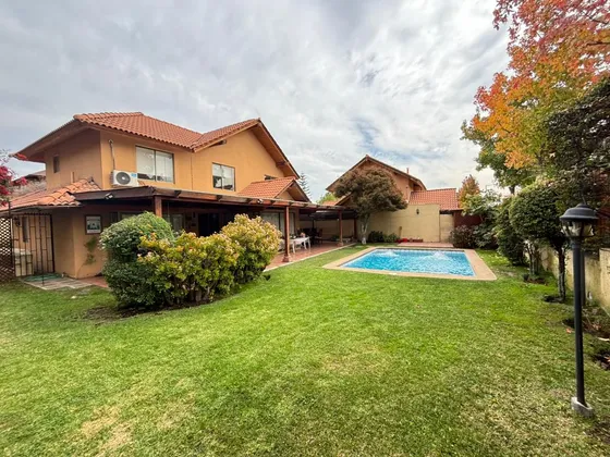 Acogedora Casa Aislada Con Amplio Jardín Y Piscina.