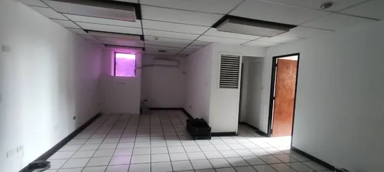 Josefina Toledo: Funcional Oficina En Alquiler En La Av Cedeño, Torre 4, 70m², Planta 50%, Linea Telefónica, Dos Puestos De Estacionamiento Uno Al Lado Del Otro, 264939