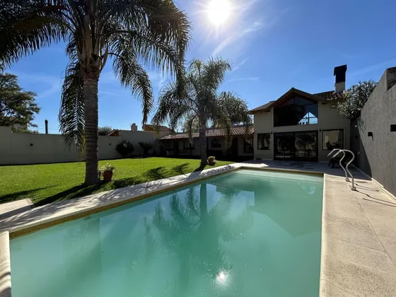 Venta De Casa 6 Amb Con Piscina Climatizada