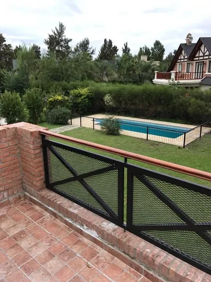 Casa 5 Ambientes  Cochera, Piscina,  En Campos De Alvarez