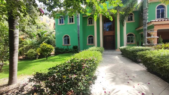 Un Paraíso En La Ciudad! Casa De Dos Niveles En Alameda!