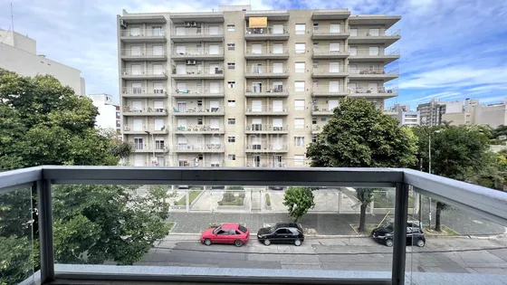 Venta Departamento 2 Ambientes Con Cochera Descubierta - Morón Centro.