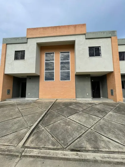 Jhonny Oviedo Vende Town House O/blanca Villa Serena San Diego Lfigueredo