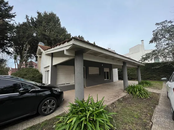 Casa De Tres Ambientes Con Jardin, Quincho Y Piscina En Country El Pato A La Venta