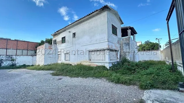 Venta Casa Con Terreno De 995mtrs En La Zona Centro De Barquisimeto, \ Profesional Inmobiliario Mehilyn Perez /