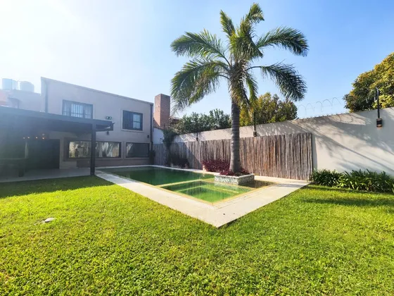 Casa 5 Amb En Venta - Hurlingham - Pileta Cochera