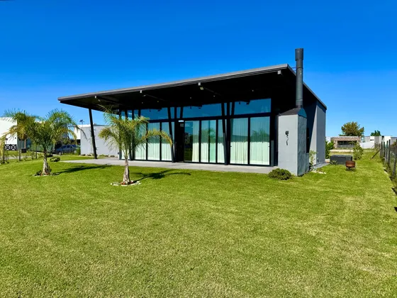 ¡hermosa Y Única Casa En Venta En San Sebastián! ¡área 5, Ecriturable!