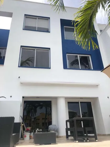 Espacioso Th En El Conjunto Residencial Marina Azul. 352 Mts2. 5 Hab Más Estudio O Family Toim. 4 Salas De Baño Y 1/2, Puesto Para Embarcación 60p. 2 Puestos De Estacionamiento. Pisos De Mármol. Acab