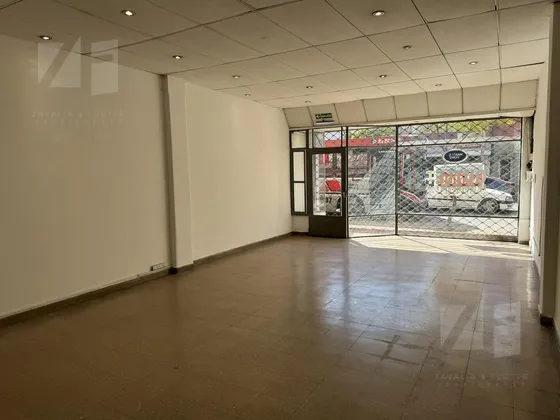 Local Comercial 115m2  Vidriera 5 Mts Sobre Castro Barros 800 Escritura