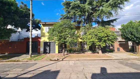 En Venta En El Palomar, En Planta Baja Hermosa Propiedad De 4 Ambientes Con 2 Baños, Living Comedor; Cocina Comedor; Tres Dormitorios Garage Y Fondo. F: 8498