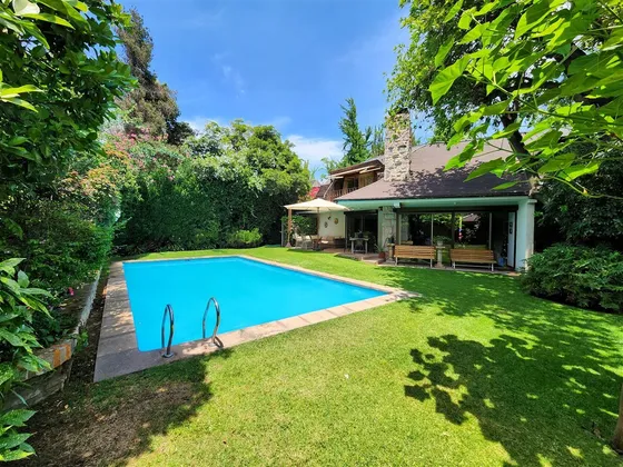 Casa En Venta De 5 Dorm. En Las Condes