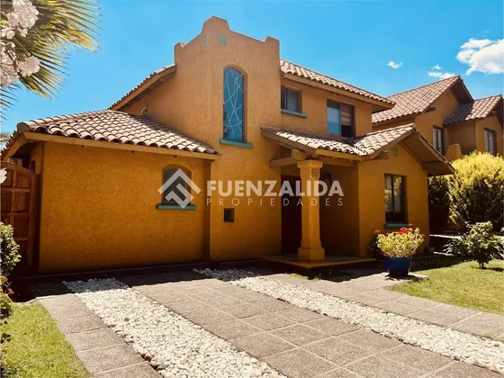 Casa En Venta De 4 Dorm. En Peñalolén