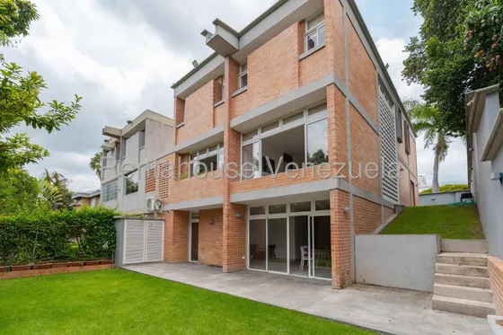 Hermosa Casa Remodelada En Venta, Urb. Lomas De Chuao