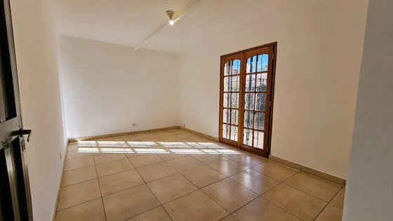 Casa En  Alquiler 3 Dormitorios En Una Planta. Arguello ( Los Requisitos En La Descripción)