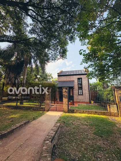 Casa De Categoría Con Pileta Y Quincho  Ubicación Privilegiada