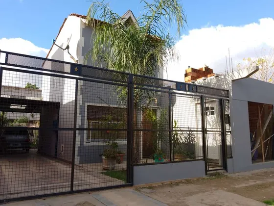 Casa Con Pileta,parrilla,galería