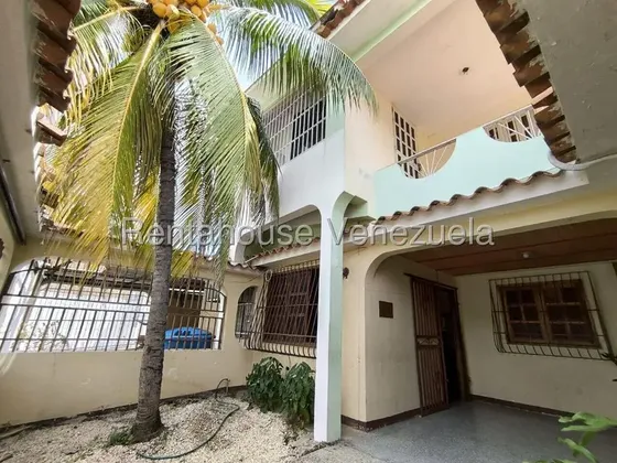 Casa Dúplex En Esquina Con 9 Habitaciones, Distribuidas En 4 Anexos Y La Casa Principal, Entradas Independientes, Calle Semi Cerrada, Terraza Amplia Y Patio Interno