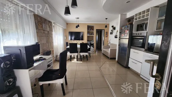 Venta De Casa Para Dos Familias Con Patio Y Cochera En Wilde