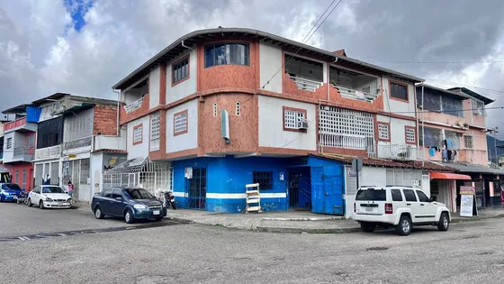 Jg. Oportunidad En Venta Licoreria Con Apartamentos
