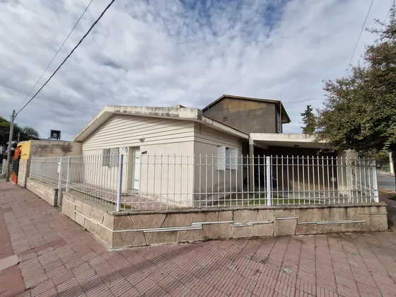 Vendo Casa 3 Dormitorios - B° Los Naranjos. Apto Bancor