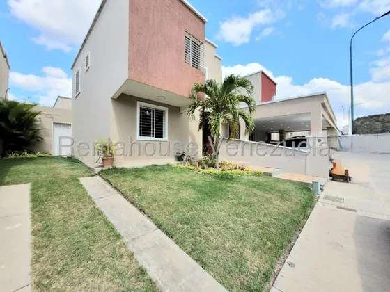 César Bullones Vende Deslumbrante Casa En Urb. Ciudad Roca, Zona Este, Lara 25-13760