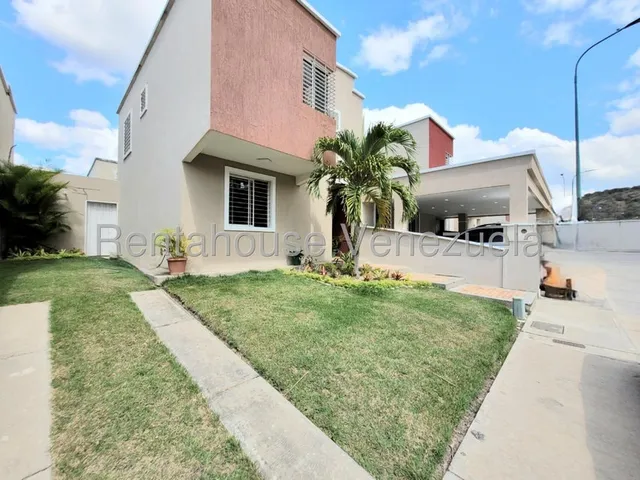 César Bullones Vende Deslumbrante Casa En Urb. Ciudad Roca, Zona Este, Lara 25-13760