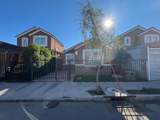 Casa De Un Piso En Consolidado Barrio Los Ciruelos, Buin