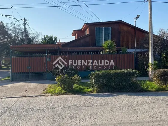 Casa En Venta De 5 Dorm. Metro Santiago Bueras