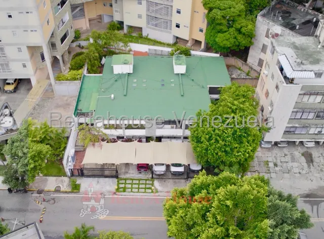 LG Vendo Casa - Terreno Grande En La Urb. Los Naranjos De Las Mercedes, Zonificación Hasta 5 Pisos.