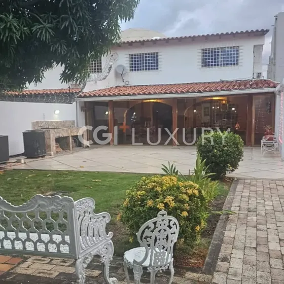 Cgi+ Luxury Vende Hermosa Casa A Pocos Metros De La Av. Principal