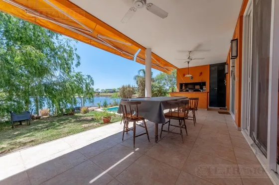 Casa Sobre El Lago En Venta En El Barrio Vistas