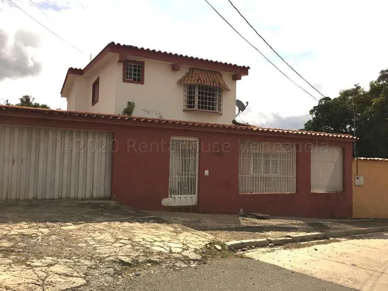 Raiza Suárez Vende Hermosa Casa En Colinas De Santa Rosa En Barquisimeto 2 5 9 4 9 9 Con Terreno De 306 M2 Para Ampliar A Tu Gusto O Emprender ALGún Proyecto.